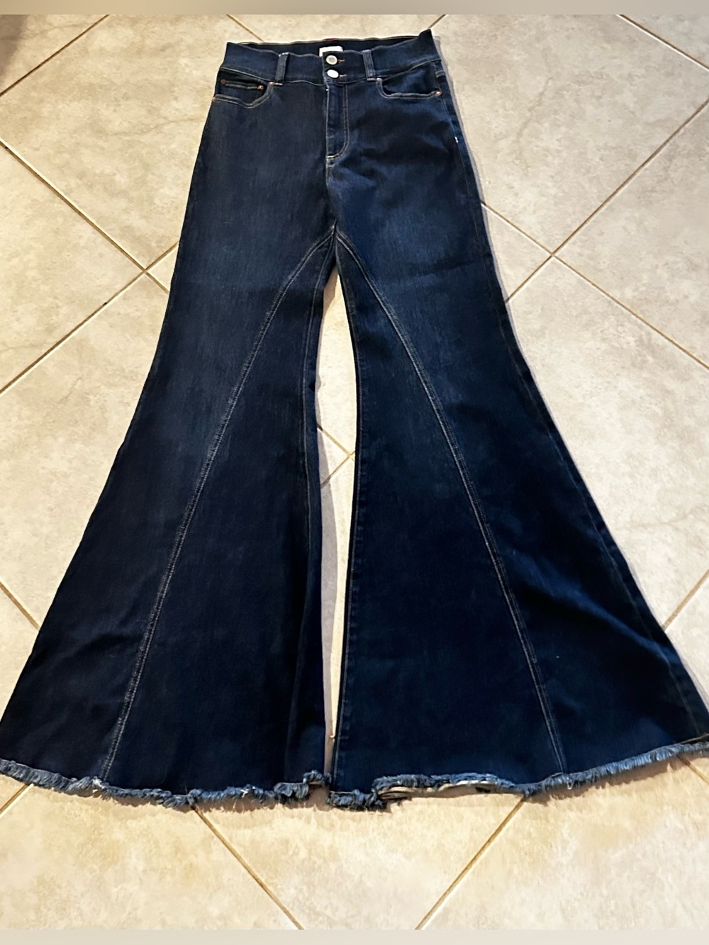 Alice + Olivia High Rise Wide Leg Seamed Bell Jeans in a dark wash S 29 - Picture 3 of 12